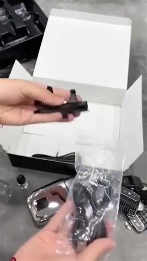 24K views · 53 reactions |  Nadal płacisz za wizyty u fryzjera? ✂️  Ten zestaw maszynek do strzyżenia pozwoli Ci z łatwością stworzyć modną fryzurę w domu — oszczędzasz pieniądze i czas!  ‍♂️✨ Profesjonalne ostrza + regulowane ustawienia, idealne dla kobiet i mężczyzn, super praktyczne! ‍‍‍ Zostań swoim własnym stylistą! 珞 | Peachora | Facebook