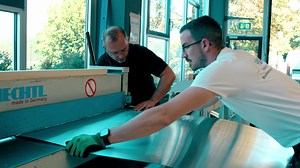 RHEINZINK-INTERACTIVE, die digitale Schulungswelt - jetzt auch an den Fachschulen der Dachdecker und Bauklempner vor Ort! Mit unseren Videowänden von RHEINZINK-Interactive gehen wir einen Schritt weiter in Richtung der Schulung zukünftiger Experten! Die mobile Videowand bringt RHEINZINK-INTERACTIVE in die Lehrwerkstatt und unterstützt den Praxisunterricht der Dachdecker und Bauklempner. Uns liegt die Nachwuchsförderung sehr am herzen, weswegen wir den Fachschulen die Videowände kostenfrei zur Ve