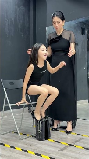 Random catwalk challenge with kid model #bybacademy #thanhhuyennguyen #daotaonguoimau #5g