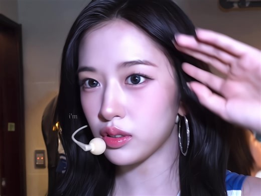 Yujin's Stunning Beauty in IVE