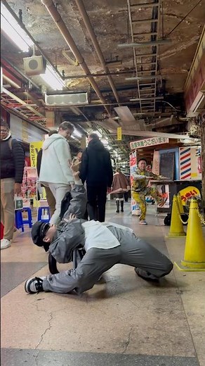 【Look behind!!】【Japanese most viral performer】Robomon ロボモン