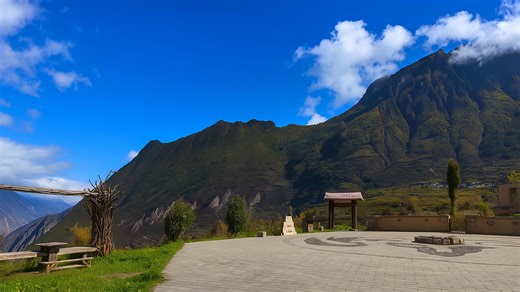 A Luobo rejtett udvara a hegyek között