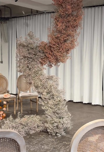 floral spirals are IN 🍑🌸💁🏼‍♀️ | Wedding Backdrop