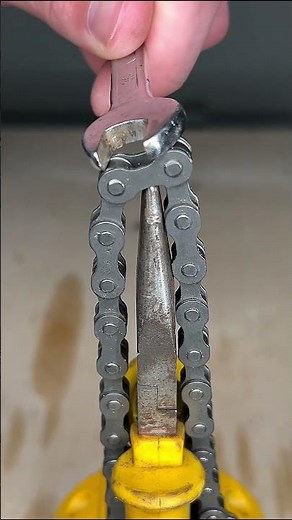 A tricky way to disassemble a bicycle chain