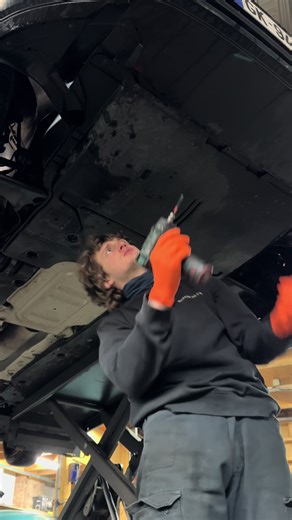 Révision complète sur cette Polo avec contrôle des organes de sécurité. Lors de l’inspection des trains roulants, nous avons détecté un soufflet cache-poussière de rotule de direction fissuré. La rotule ne présente pas encore de jeu, mais un soufflet endommagé laisse entrer l’eau et les impuretés, ce qui accélère son usure. Le client a été informé pour anticiper la réparation au bon moment. #MecaniqueAuto #GarageDeLIll #Polo #AutoService #Mecanicien