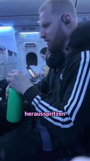 Im Flugzeug Die Flasche Nicht So Öffnen Sonst Spritzt Das Wasser Überall Hin