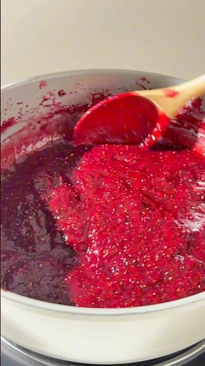 Homemade Mixed Berry Chia Jam, naturally sweet, antioxidant-rich and high in fiber 🫐🍓