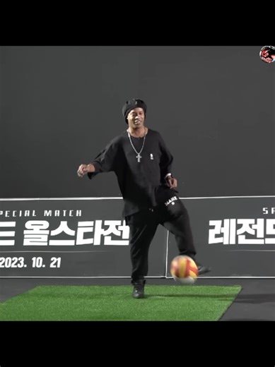 Ronaldinho's Impressive Ball Control Challenge
