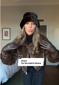How to dress warm and chic for the cold in Vienna?! Layers, layers ❄️ #winteroutfits #dressforcold #winterfashion