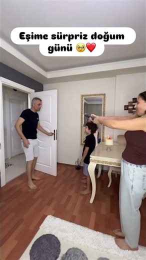 The surprise exploded in my hand and then it exploded too, lol🤣🤣🤣🤣