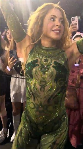 Shakira walks through the crowd! (LMYNL Tour Live in Atlanta, 6-28-26) (4K HDR, HQ AUDIO)