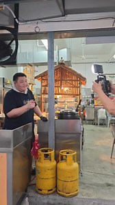 他讲，他有新花样。。。我不懂他的花样是跳舞还是他的瓦煲鸡饭。。 | Wpe Malaysia