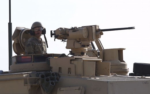 “钢铁联盟”双边演习，最新M1A2C坦克群震撼射击