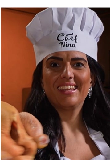 🤗 Луксът преследва Нина където и да отиде, а в Hell's Kitchen влиза, за да се учи от най-добрия - шеф Виктор Ангелов.​ ​ 🤔 Как ще се справи без любимото си пиле-манекен в Кухнята на Ада обаче, предстои да разберем.​ #hellskitchen #hellskitchenbulgaria #hellskitchen8#chefAngelov #novatv