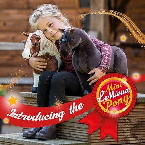 🎉Let us introduce you to the Mini LeMieux Pony Collection🎉 Our four toy ponies (Flash, Freya, Skye and Sam) are looking forward to finding their new homes and come with their very own horse box that also reverses out to become a stable! Full matching LeMieux colour sets of saddle pads, fly hoods and polo bandages are available in Chilli Red, Azure, Ink Blue, Peacock and White for competition✨ There is also a fully working leather saddle and bridle, as well as grooming kit and smart fleece show