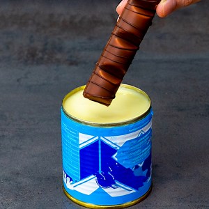 24K views · 98 reactions | Fantastisches Dessert mit Kinder Bueno - ohne Backen! Zutaten: Waffeln mit Kakao - 180 g weiche Butter - 80 g IM KÜHLSCHRANK 30 Minuten für die creme: Frischkäse - 1 kg Kondensmilch - 200 g Nutella - 200 g IM KÜHLSCHRANK 30 Minuten Nutella - 100 g Öl - 15 g Kinder Bueno - 100 g IM KÜHLSCHRANK 30 Minuten für den Milchshake: kalte Milch - 300 ml Vanilleeis - 150 g Kondensmilch - 100 g 2 Minuten MISCHEN Blechdurchmesser 23 cm | Cookrate - Deutschland | Facebook