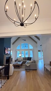 ✨ Situated in the desirable Reynolds Lake Oconee community of The Landing, this beautifully updated 6-bedroom, 5-bath lakefront home blends privacy, luxury, and the ultimate lake lifestyle. DM me for a private tour. 🌊 Set on a private .81-acre cul-de-sac lot, the home enjoys one of the widest and most tranquil coves on Lake Oconee—with direct access to open water for boating, paddleboarding, and swimming. Inside, soaring 25-foot ceilings, a chef’s kitchen, designer finishes, and walls of window
