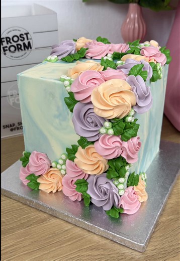 If you’re ready to make Square Buttercream Cakes without the stress and TIME, you need Frost Form in your life! 💖 Order worldwide on www.frostform.com