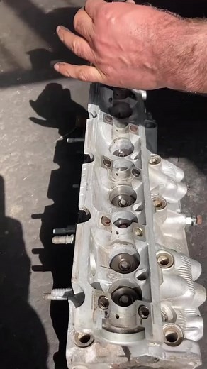 Easy to get out valve springs without spring compressor #automotive #mechanic #engine #trick #automotivemechanic #mechanicproblems #automotiveexpert #fixitright #garagelife #engineexpert #cartroubleshooting #mechanicadvice #fypシviralシ2025 #howto | Automotiveme chanical