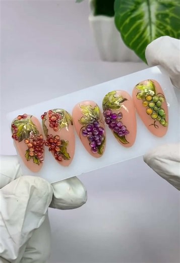 🇭🇳 Los diseños de verano también pueden ser creativos y llenos de textura🌞. Con una base suave en tono durazno y detalles trabajados con liner y painting gel, se crean pequeños círculos que luego cobran vida con efecto espejo y relieve. El resultado es un diseño con profundidad, brillo y un toque artístico que @CHRYS ÁNGEL 💅 comparte como inspiración para recrear frutas y estilos llenos de color 🍑✨💅 Adquiere LEGACY NAILS en nuestra web, Amazon USA (Link en bio) y a través de distribuidores