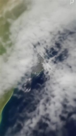 Best time to see bioluminescence | glowing beaches India | rare ocean phenomenon Most travellers say “I saw nothing”… but India DOES have beaches where the ocean glows electric blue at night. The problem isn’t the place — the problem is the timing. Bioluminescence is real. But it appears only when nature wants to — and that’s why 90% people miss it. ✔️ Best months: October to January ✔️ Best nights: New Moon / dark nights ✔️ Best timing: 7 PM – 11 PM ✔️ Best spots: Bangaram, Havelock, Betalbatim