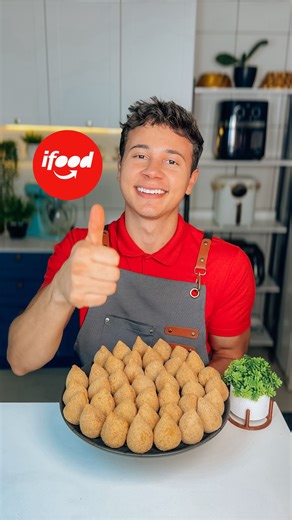 Delismar Cardoso on Instagram: "Minis coxinhas pra vender no Hits iFood Ingredientes massa 1 litro de caldo do cozimento do frango 1 colher de sopa de margarina Sal Páprica 550g de farinha de trigo sem fermento (Se quiser pode colocar calda de galinha também) Recheio 800g de peito de frango (pesei antes de cozinhar) Fio de azeite Alho Cebola Colorau Caldo de cozimento do frango um pouquinho de farinha de trigo Para empanar é só passa no leite e na farinha de rosca Como faço para cozinha meu fran