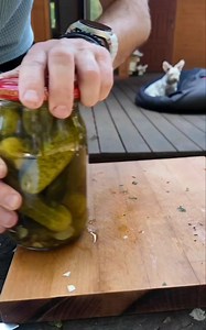 Kanapka inna niż wszystkie 😎🥒🧀 Ogórki konserwowe lub kiszone, ser i mięso mielone… brzmi dziwnie? A smakuje sztos! 🔥 Przepis: 1️⃣ Pokrój ogórki i ułóż je na papierze do pieczenia. 2️⃣ Posyp startym żółtym serem i zapiecz. 3️⃣ Na patelni podsmaż mięso mielone Pokroić cebulę i natką pietruszki (możesz skropić octem). 4️⃣ Wyjmij zapieczone ogórki z serem – to będzie chrupiący „podkład”. 5️⃣ Nałóż farsz i zawijaj jak kanapkę. Gotowe – szybko, keto i turbo smacznie! 😍 --- Hashtagi: #keto #lowcar