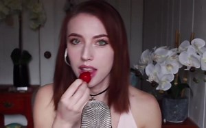 【Etherealrose ASMR】在你耳边吃草莓-咀嚼音ASMR_ Eating Your Ears Strawberries!