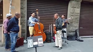 656K views · 10K reactions | Korean tourist joins Italian street musicians for an improvised performance. ✔️ Join Mood to Travel for daily dose of travel inspiration  Florence, Italy  Autumn Leaves #love #florence #italy #streetmusicians #music #spring #европа #europe #dream #destination #perfect #vacation #holiday #travelblog #travel #traveling #путешествия | Mood to Travel | Facebook