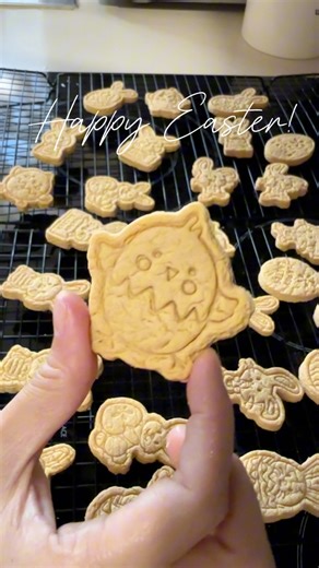 Happy Easter everyone 🐰🐣! #eastercaramelcookies #caramelcookies #caramelcookiesrecipe #eastercookies #easterbaking | Sweet Nest