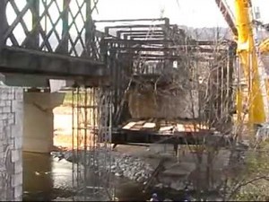 Train : démolition du pont métallique ferroviaire de Tournon (07)