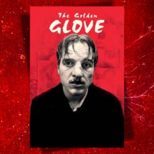 ‎فیلم ترسناک | پیشنهاد و معرفی‎ on Instagram‎: "این فیلم برای همه مناسب نیست. داستان روی زندگی واقعی فریتس هونکا می‌چرخه؛ یک قاتل زنجیره‌ای در هامبورگ دههٔ ۷۰ که قربانی‌هاش رو از بین آدم‌های به‌حاشیه‌رانده‌شده انتخاب می‌کرد. فیلم بیشتر از «معمای قتل»، روی زوال انسان، تنهایی، الکل، فقر و چرکِ پنهانِ جامعه تمرکز داره. این فیلم نمی‌خواهد دوستش داشته باشی؛ می‌خواهد حالت را بگیرد و ولت کند. 🎬 Berlin International Film Festival (Berlinale) توی بخش Golden Bear (رقابت اصلی) نمایش داده شد. جایزه نبرد، و