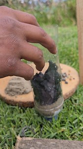 Aprende a construir un filtro casero con botella, arena, carbón y grava para limpiar agua sucia. Te mostramos paso a paso cómo colocar cada capa y usar papel filtro correctamente para remover partículas, sedimentos y mejorar la claridad del agua. Recuerda siempre hervir el agua antes de beberla para garantizar seguridad total. #FiltroCasero #AguaLimpia #DIYFiltro #Supervivencia #AguaSegura #FiltradoDeAgua #PurificaciónDeAgua #TipsDeSupervivencia #HogarSostenible #EducaciónAmbiental | Mi agricult