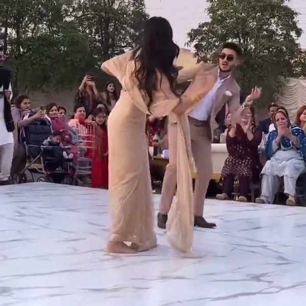 Shahveer Jafry and Ayesha Beig Unexpected Dance at Momo Wedding