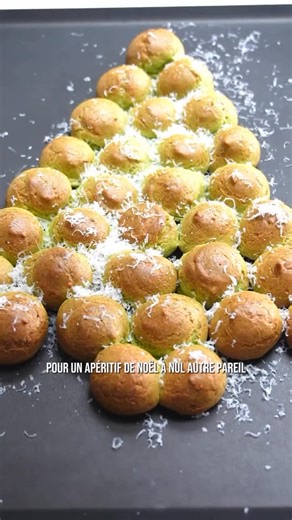 Lyse Petitjean | Recettes au Thermomix on Instagram: "Apéro de saison >> exit les tartinades et bâtonnets de légumes, place au sapin de gougères au Thermomix Des petits choux vert tendre enneigés d’un voile de parmesan si convivial et facile à picorer qu’on n’attend même pas le réveillon pour les proposer à nos invités ! Il fait son petit effet quelle que soit l’occasion je trouve. Pour 10 personnes: 100 g parmesan 40 g de pousses d’épinards 100 g d’eau 75 g de beurre 100 g de farine 3 oeufs (pe