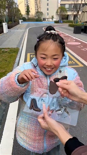 حصل الطفل الصغير على الحلوى!