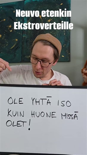 Harri Kuukasjärvi on Instagram: "Ekstrovertit ei ole automaattisesti taitavampia sosiaalisissatilanteissa🤐 tässä yksi todiste! Yksi parhaista ja monipuolisimmista neuvoista vuorovaikutukseen on: "Ole yhtä iso, kuin huone missä olet!" Joskus tarvitsee olla isosti ja joskus vähän pienemmin. Se riippuu ihmisistä, ryhmästä tai vaikka paikasta, joskus jopa ajasta. 💬 KOMMENTOI ootko koskaan törmännyt moiseen 😇 ➡️ JAA sille sun ekstrovertti kaverille 🫣 ✅️ SEURAA jos haluat oppia lisää elämän tärkei