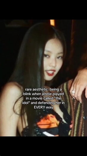 bebo on Instagram: "Follow me blink 日本利用压电瓷砖将人们的脚步转化为电能。这些瓷砖能够捕捉你脚步产生的动能。当你行走时，你的体重和动作会对瓷砖产生压力。瓷砖会轻微弯曲，产生机械应力。瓷砖内部的压电材料会将这种应力转化为电能。每一步都会产生少量电荷，数百万步加在一起，就能产生足够的电力来驱动 LED 灯、数字显示屏和传感器。在像涩谷车站这样人流密集的地方，每天大约 240 万步都在为这个系统做贡献。这些电力可以储存起来或立即使用，从而减少对传统能源的依赖，并支持可持续的城市基础设施。这种方法把日常的动作转化为实用的可再生能源。#日本 #知识 #事实 #你知道吗 #推荐 科技 创新 历史 技术 实验 热门"