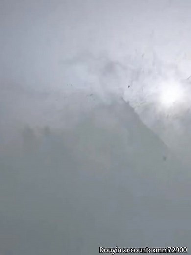 With some 260 skiers dressed in vibrant Peking Opera costumes gliding down the snowy slopes, Lake Songhua Resort in #Jilin Province has unveiled the ultimate fusion of tradition and adrenaline to kick off the new #ski season. #TrendinginChina | Xi's Moments