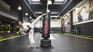 Our athlete, Steven da Costa, Karate world champion presents you the Undisputed freestanding bag, perfect tool to improve your precision and technique. It is time to try it in real, don't wait, it's available on our website : White : http://urlz.fr/5XO3 - Red : http://bit.ly/2kLffjU | Venum