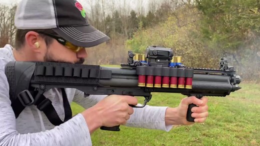 KSG无托泵动式霰弹枪，拥有14 1大容量并列双弹仓，绰号“喷子”