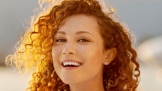 15 Physical Signs That Indicate A Woman Is Into You (Even If You Don't Realize It Right Away)