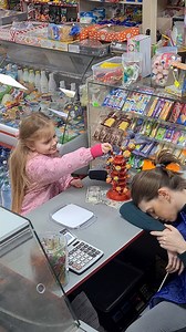 Asleep cashier, waiting customers | Fabiosa Life Stories