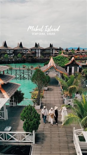 Dreaming of crystal-clear waters and magical underwater worlds? Mabul Island in Semporna is your slice of paradise. Dive into vibrant coral gardens, swim with sea turtles, or simply bask in the serenity of sun-kissed beaches. Whether you’re chasing adventure or a romantic escape, Mabul is where unforgettable memories are made. Semporna’s beauty is calling—are you ready? 📸 @mem_umie / memumie_travel 📍Mabul Island, Semporna #travelblog #travelmore #nature #travelgram #photography #vacation #inst