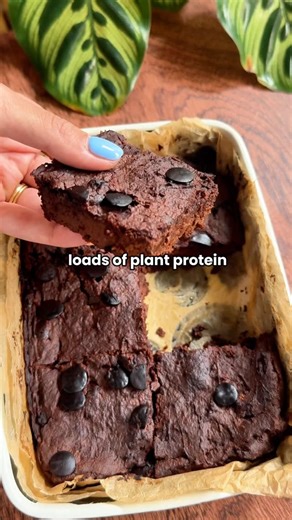 Gigi Grassia | quick protein-packed vegan recipes on Instagram: "High-protein sweet potato brownie ⏱ 40 minutes | 🍽 Serves 6 | 8g protein | 4g fibre per slice 💚💚Just a reminder that you can find many more high protein, high fibre plant based recipes in my app PIANTE. The link to download is in my bio 💚💚 Ingredients * 240g (1 cup) mashed sweet potato * 100g (½ cup) peanut butter * 40ml (2 Tbsp + 2 tsp) maple syrup * 60g (¼ cup) Greek-style yogurt * 40g (⅓ cup) cocoa powder, sifted * 1/2 tsp