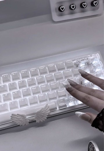 White Gaming Keyboard Showcase — Pretty Minimal PC Setup