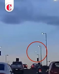 973K views · 18K reactions | Cae supuesto meteorito en Oaxaca, autoridades dicen que es f4lso ¿Qué ocultan? En Oaxaca cayó un supuesto meteorito, testigos hablan de un estruendo y luces que cambiaban de color en el cielo, como en el terremto hace tiempo. Las autoridades insisten en que “solo fue un basurero en llamas”, pero entonces, ¿Por qué llegaron policías y militares a custodiar la zona? ¿Qué hay ahí que no quieren que sepamos? | Chiapas Sin Censura | Facebook