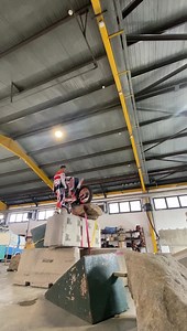 #newbootsday @alpinestars 🔥 @andorracapital #training #indoor #repsolhondateam #style #bike @carbar_78 📸 @rui.h.r @kevin_courrieu97 | Toni Bou