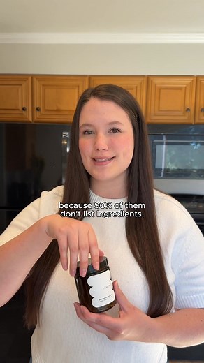 This is NOT your average greens powder 🌱 In the past, I’ve steered clear of greens powders because they use… ❌ Artificial ingredients ❌ Cheap fillers ❌ Sugars and sweeteners But a few weeks ago, I picked up the Microgreens Powder from @getdailyelements because it only has four ingredients that are chosen specifically for their health benefits! Their greens powder is a mixture of… 🥬 Micro kale 🥦 Micro broccoli 🫛 Micro peas 🥬 Micro red cabbage …and has a super mild taste. I typically drink it