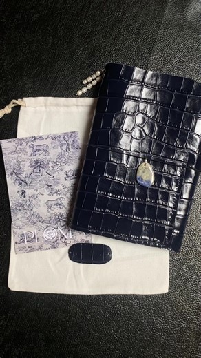 Notebook Blue Insert 💙 You can find it on my Vinted profile @peonia.lab or contact me by email at peonia.lab@gmail.com ✨ Check out what it looks like when it arrives at your home! ~Choose the size, leather type, details and accessories (all includ ed in the price). ~The price includes 3 pendants ~The leather comes from industrial scraps so it is limited and always different. ~ The notebook comes with its own bag. ~The price includes an engraving of your initials (or someone else's initials) or 